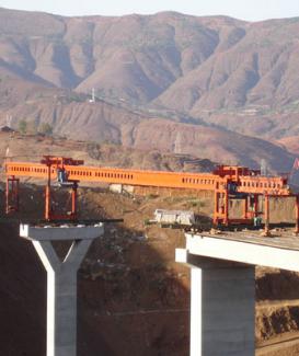 Construction of highway girders with single guide girders
